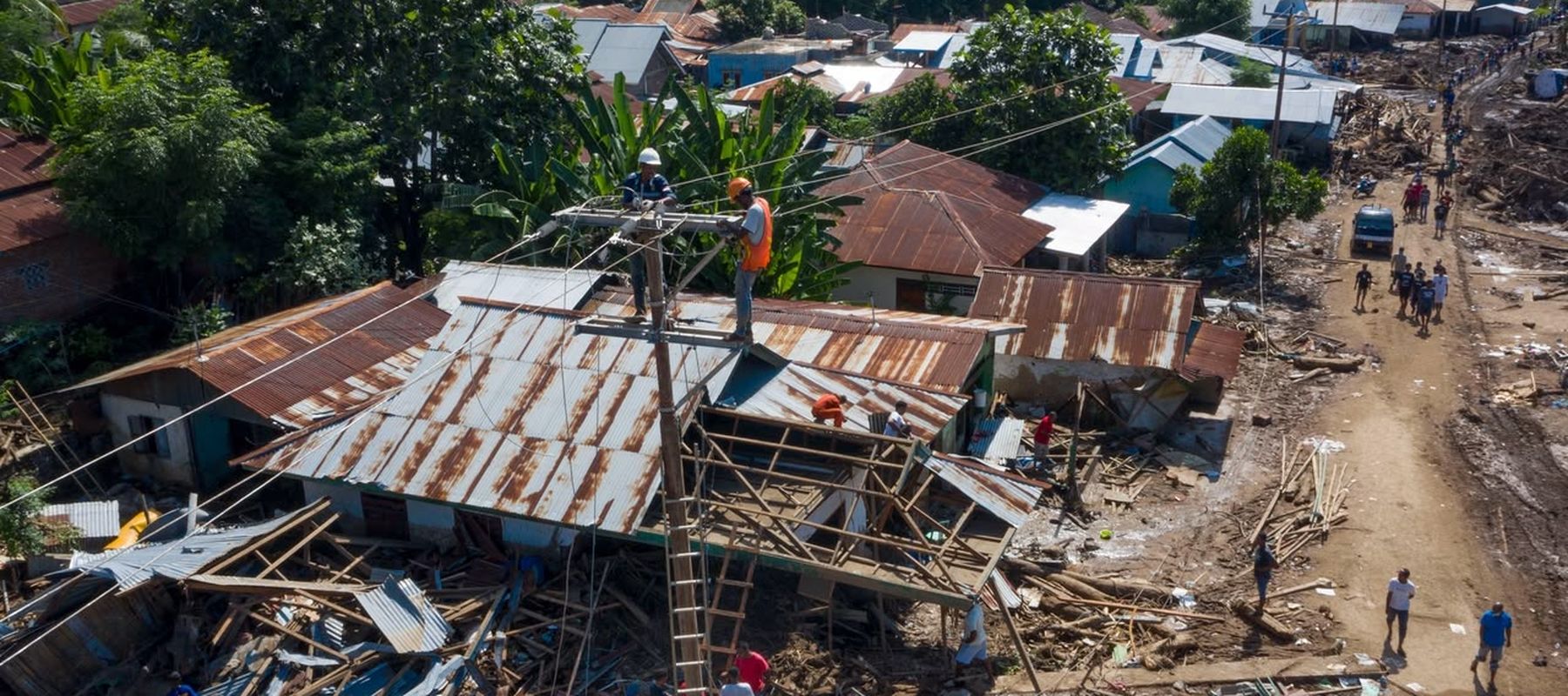 Pemerintah mengerahkan BUMN gunaa membantu masyarakat terdampak bencana gempa di Nusa Tenggara Timur (NTT) dan wilayah sekitarnya.
