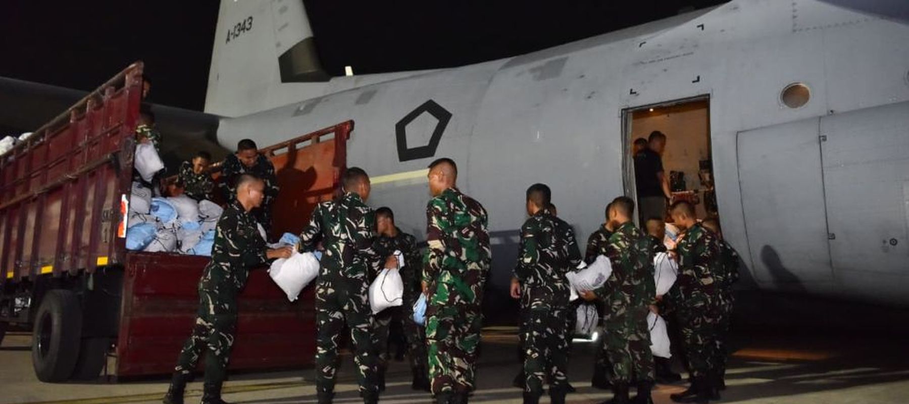 TNI mengerahkan dua pesawat Hercules untuk mengirimkan 27,09 ton bantuan tahap pertama bagi masyarakat terdampak gempa bumi di Nusa Tenggara Timur (NTT), pada Sabtu (15/8/2026). (Foto: Dok/Istimewa/Puspen TNI)