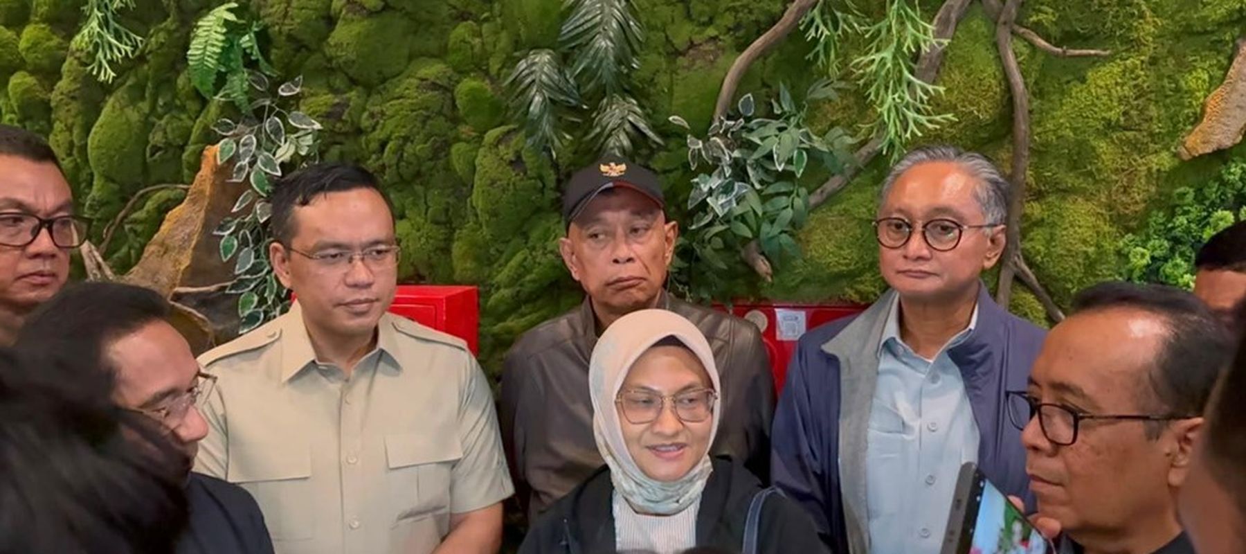 Direktur Utama Telkom Dian Siswarini memaparkan progress perbaikan infrastruktur dan layanan TelkomGroup pada agenda Rapat Koordinasi Penanganan Gempa wilayah Nusa Tenggara Timur, bersama jajaran pemerintah dan BUMN, di Labuan Bajo, Minggu (16/8/2026