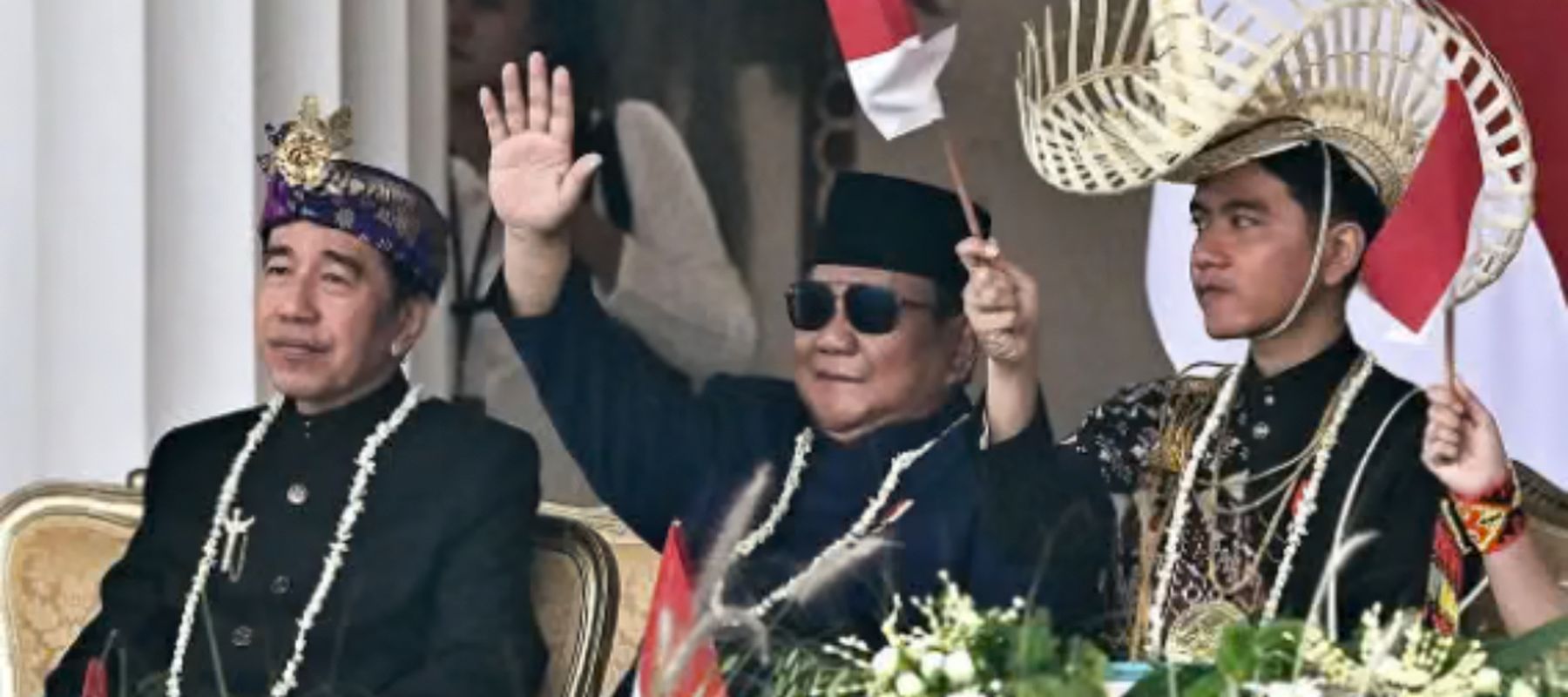 Momen Akrab Prabowo Diapit Jokowi dan Gibran Saat Upacara HUT ke-81 RI