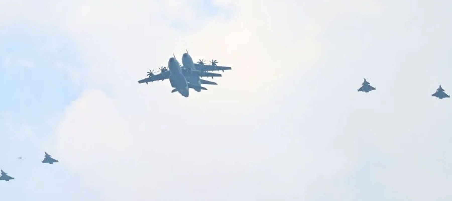 Pesawat angkut A400M dan empat jet Rafale dari TNI AU membentuk formasi saat terbang usai Upacara Peringatan Detik-Detik Proklamasi Kemerdekaan ke-81 Republik Indonesia di Istana Merdeka, Jakarta, Senin (17/8/2026). HUT Ke-81 RI tersebut mengangkat t