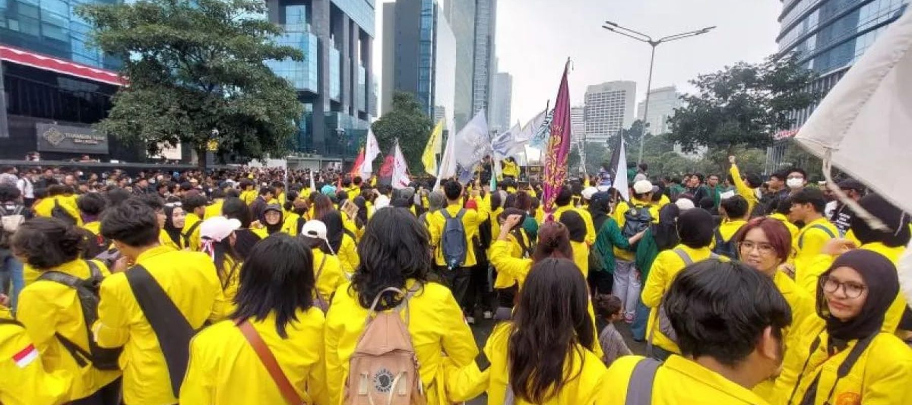 Ratusan mahasiswa bertahan di depan Gedung UOB di Jalan Jenderal Sudirman, Jakarta Pusat karena akses ke Bundaran HI dibatasi oleh petugas kepolisian