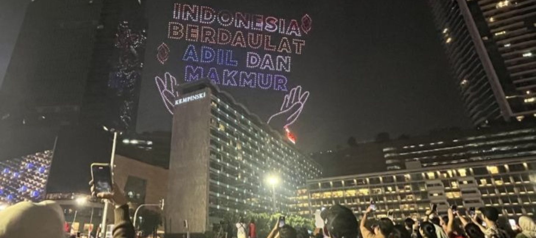 Masyarakat mengabadikan momen pertunjukan atraksi drone yang menampilkan ilustrasi bercerita perjalanan Indonesia dalam memperingati Hari Ulang Tahun (HUT) ke-81 Kemerdekaan Republik Indonesia, mewarnai langit Bundaran HI, Jakarta