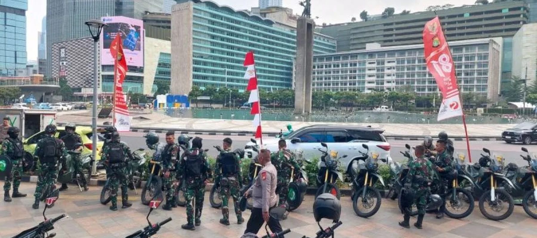 Personel gabungan TNI-Polri bersiaga di kawasan Bundaran Hotel Indonesia (HI), Jakarta Pusat jelang unjuk rasa mahasiswa