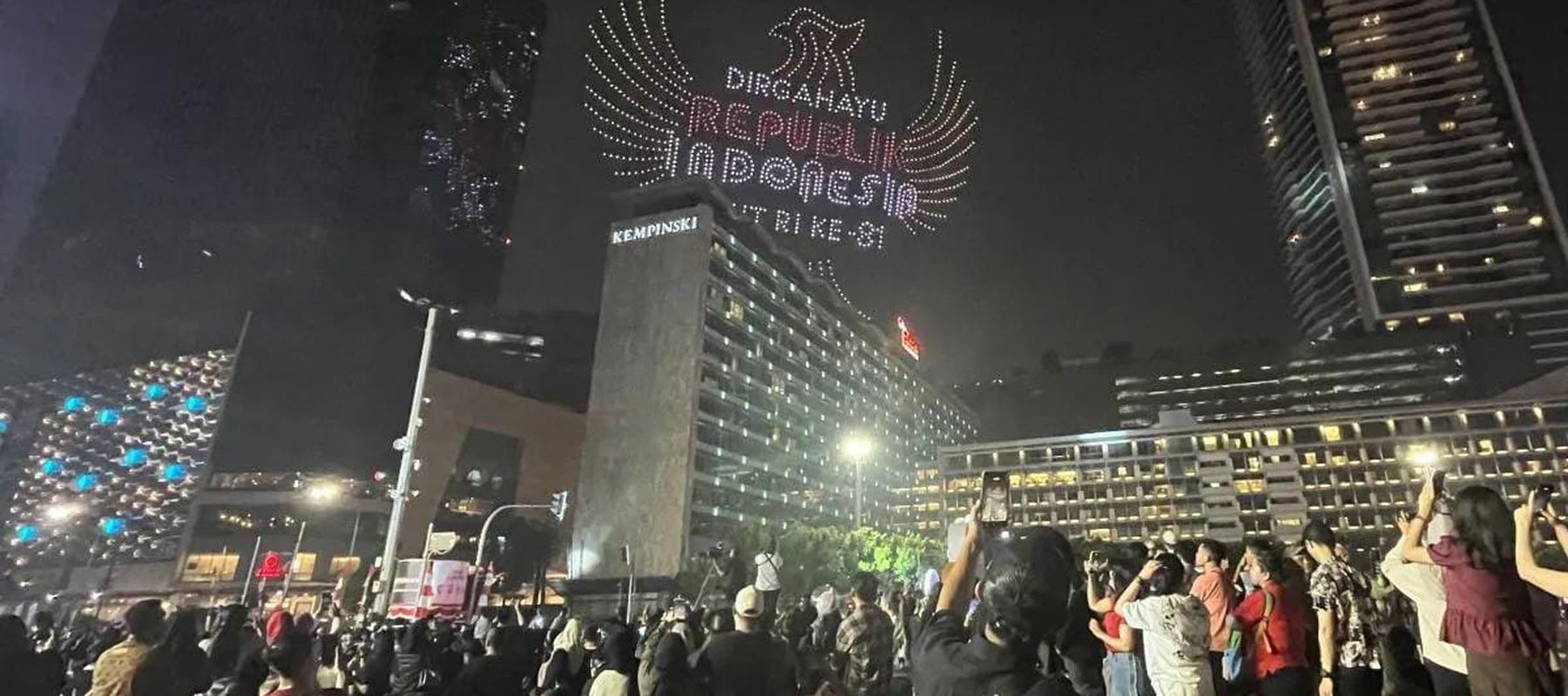 Masyarakat mengabadikan momen pertunjukan atraksi drone yang menampilkan ilustrasi bercerita perjalanan Indonesia dalam memperingati Hari Ulang Tahun (HUT) ke-81 Kemerdekaan Republik Indonesia, mewarnai langit Bundaran HI, Jakarta