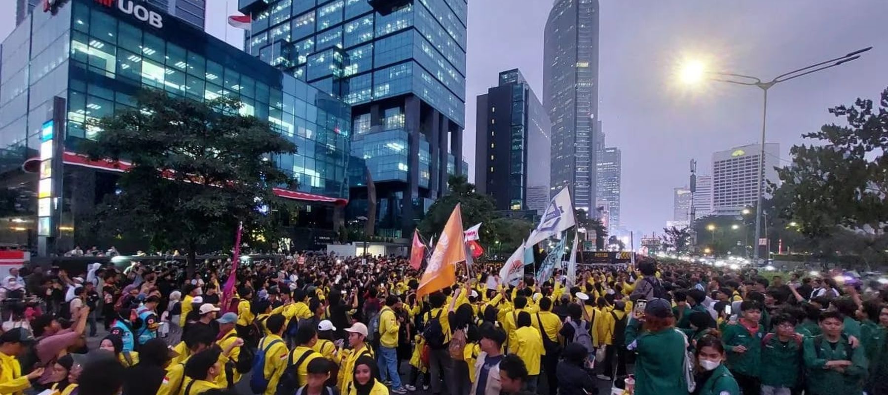 Mahasiswa saat melakukan unjuk rasa di depan Gedung UOB, Jalan Jenderal Sudirman, Jakarta Pusat