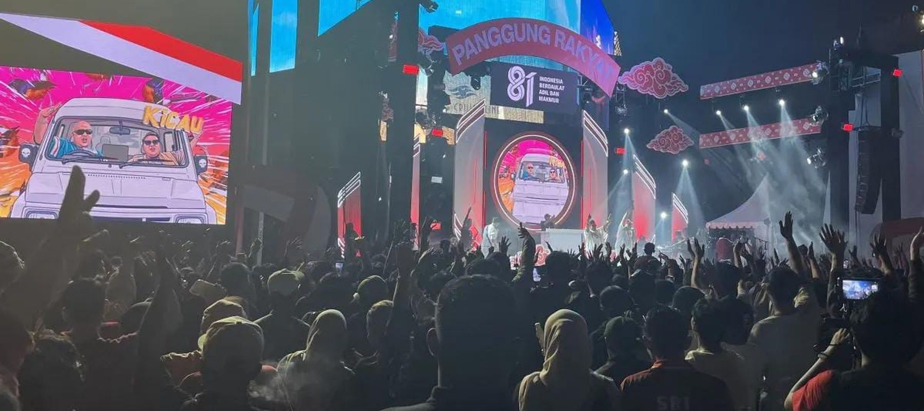 Musisi asal Yogyakarta, Ndarboy Genk dalam Pesta Rakyat HUT ke-81 Kemerdekaan Republik Indonesia di kawasan Bundaran HI, Jakarta