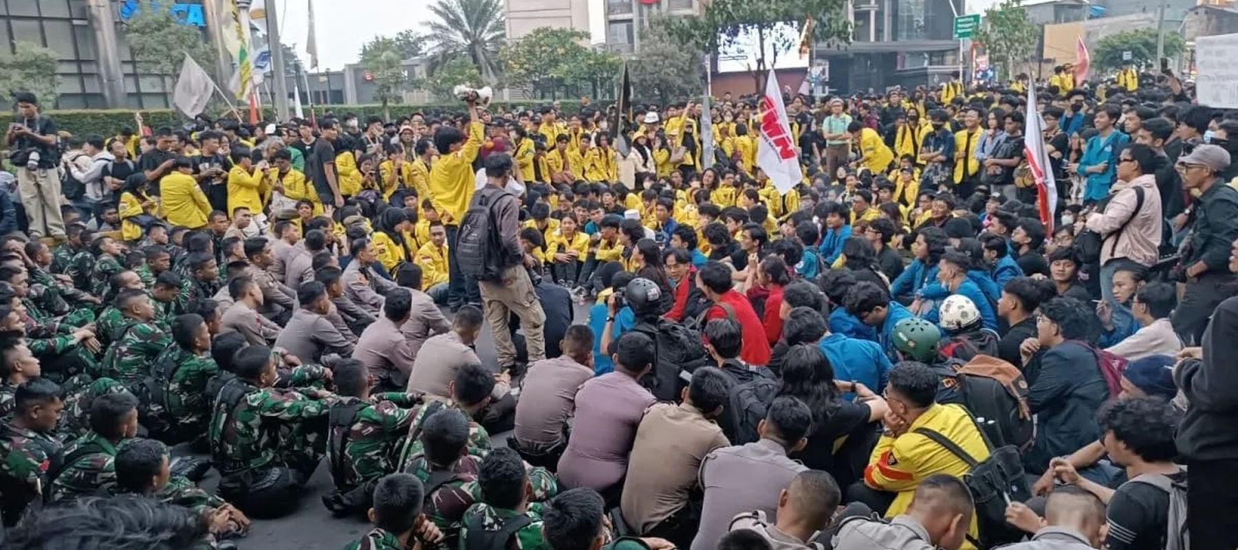 Arsip - Massa aksi unjuk rasa yang terdiri dari mahasiswa berbagai kampus duduk bersama aparat keamanan dalam orasi di kawasan Jalan MH Thamrin sekitar Bundaran HI, Jakarta Pusat
