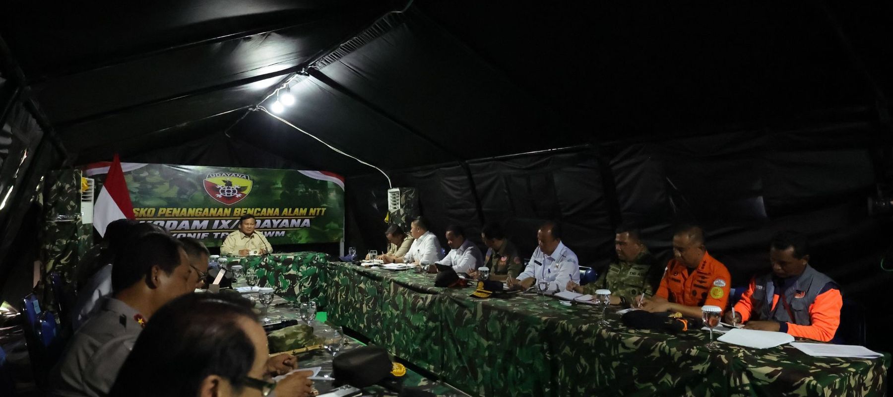 Momen Presiden Prabowo Subianto saat memimpin rapat terbatas penanganan gempa NTT di dalam tenda posko di Nagekeo. Prabowo meminta seluruh instansi memprioritaskan bantuan langsung kepada rakyat.