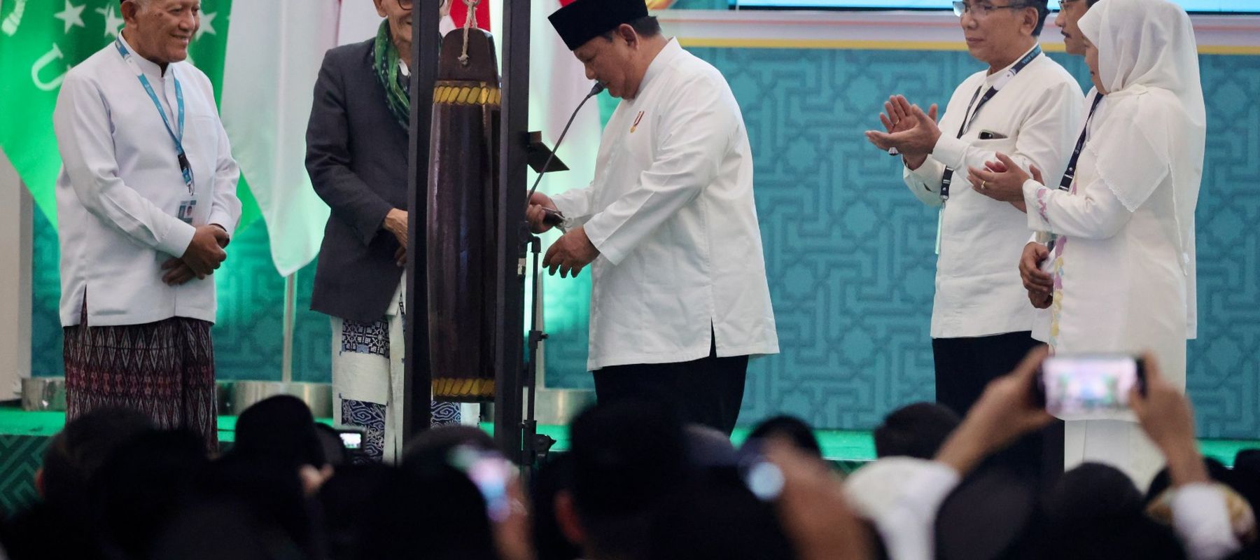 Prabowo Terima Kartu Anggota Seumur Hidup NU: Ini Kehormatan Besar bagi Saya.