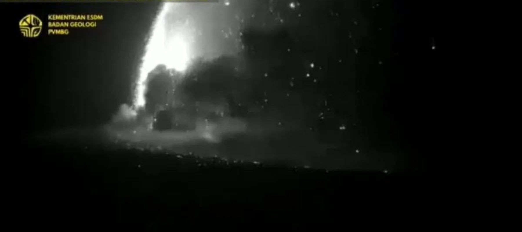 Gunung Anak Krakatau melontarkan lava fountain atau lava air mancur Jumat, 4 September 2026, malam pukul 23.24 WIB