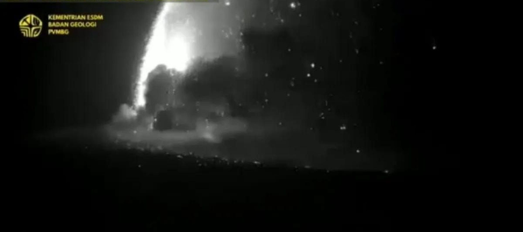 Gunung Anak Krakatau melontarkan lava fountain atau lava air mancur Jumat, 4 September 2026, malam pukul 23.24 WIB. (Foto: Antara)
