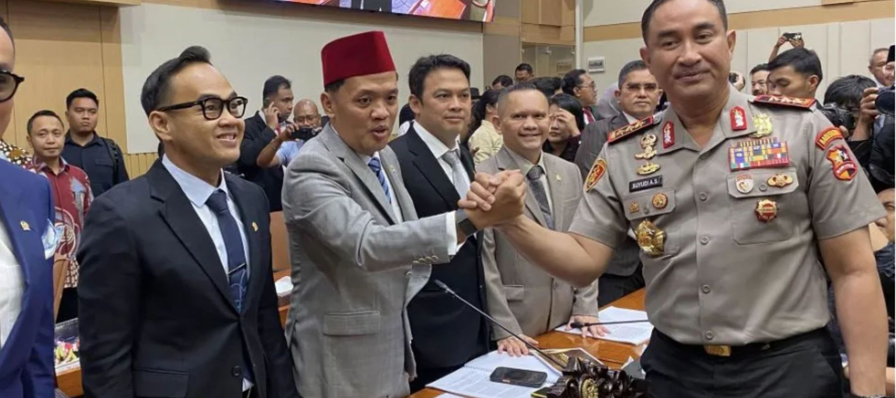 Calon tunggal Kapolri Komjen Pol. Suyudi Ario Seto menjabat tangan Ketua Komisi III DPR RI usai uji kelayakan dan kepatutan di kompleks parlemen, Jakarta, Kamis (1/10/2026). ANTARA/Fath Putra