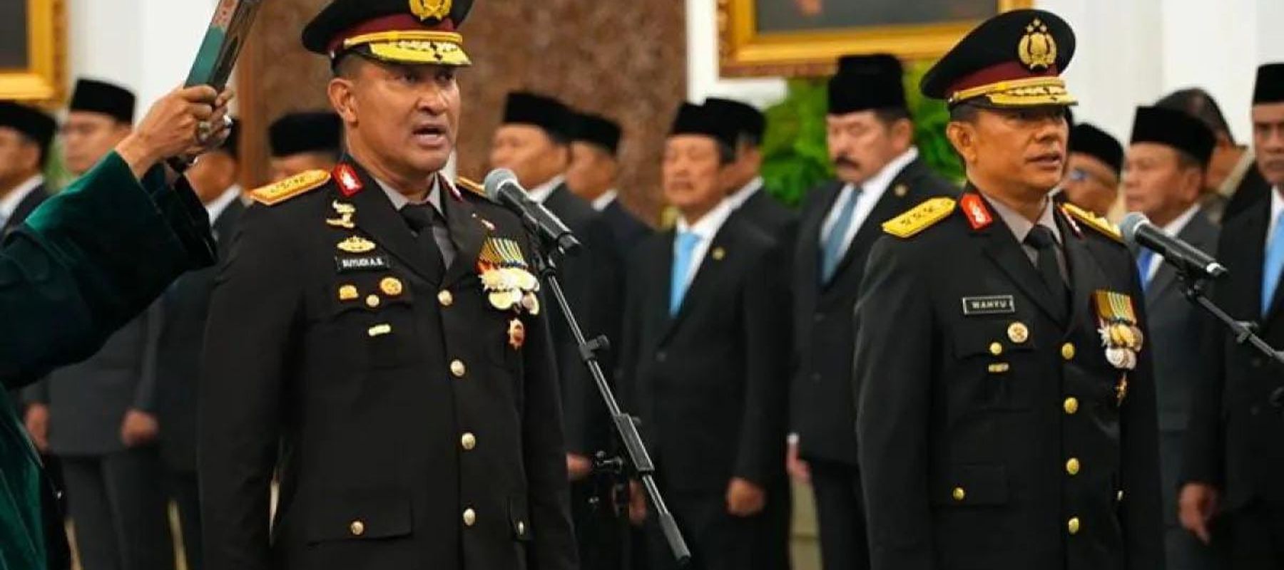 Jenderal Pol. Suyudi Ario Seto (kiri) dan Komjen Pol. Wahyu Hadiningrat dilantik sebagai Kapolri dan Wakapolri oleh Presiden Prabowo Subianto di Istana, Negara, Jakarta