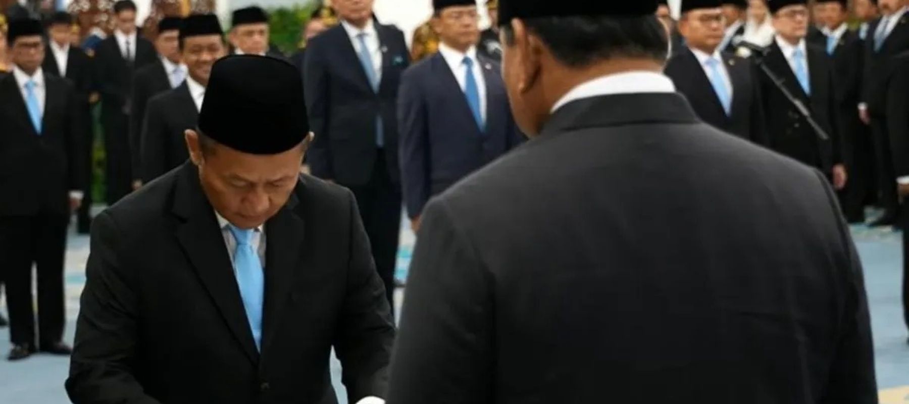 Tangpakan layar - Menteri Perindustrian Muhammad Sarmuji (kiri) menandatangani berita acara di hadapan Presiden Prabowo Subianto di Istana Negara, Jakarta, Kamis, 1 Oktober 2026. 