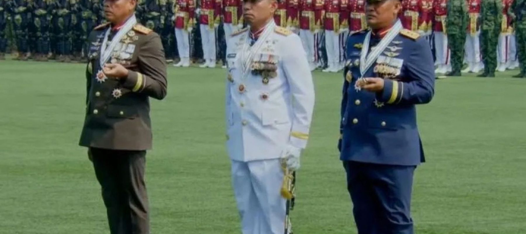 Pangdivif 1 Kostrad Mayjen TNI Ahmad Fikri Musmar (kanan), Dankodaeral XIII Laksda TNI Sumarji Bimoaji, dan Pangkodau I Marsda TNI Erwin Sugiandi saat memakai PDU baru dalam upacara peringatan HUT Ke-81 TNI di Cilangkap, Jakarta Timur, Senin (5/10/20