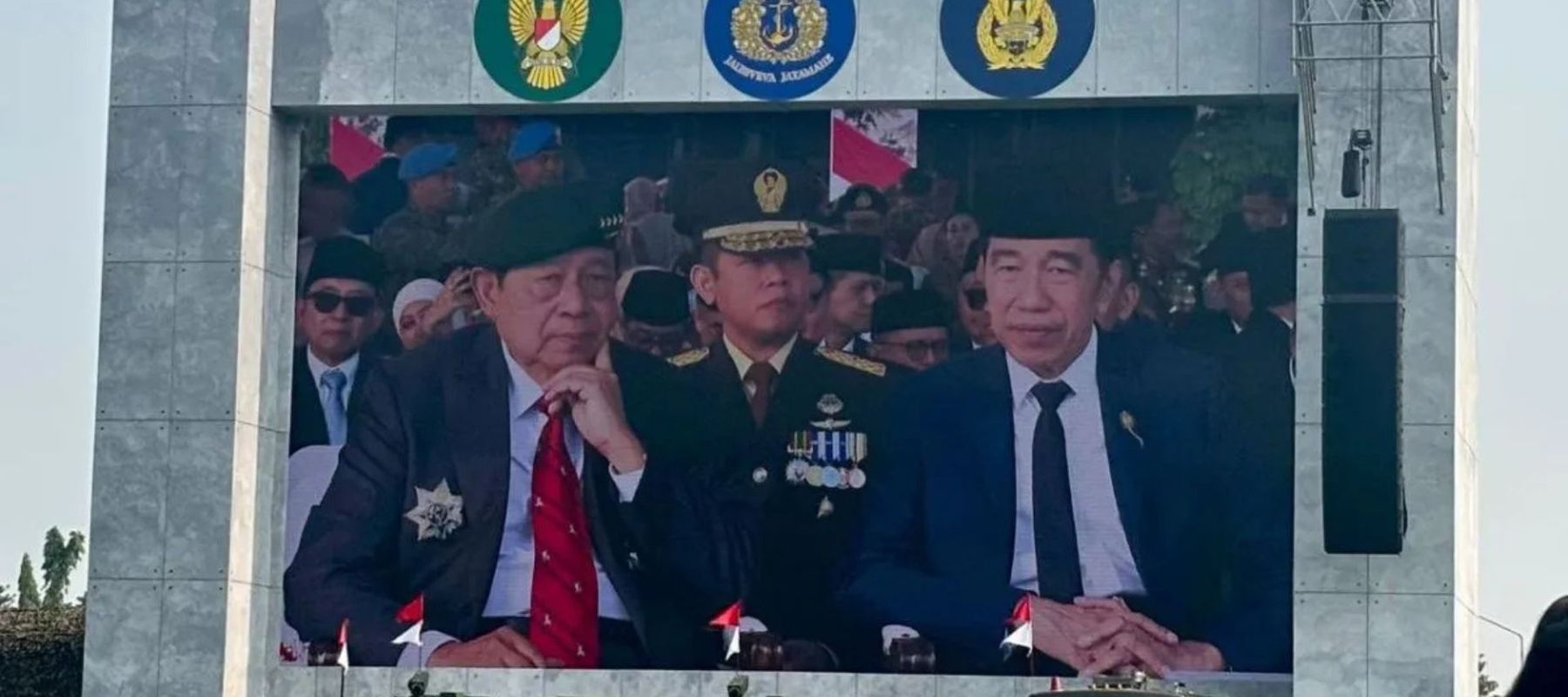 Presiden ke-7 RI Joko Widodo (kanan) dan Presiden ke-6 RI Susilo Bambang Yudhoyono (kiri) menghadiri upacara peringatan HUT Ke-81 TNI di Lapangan PRIMA Mabes TNI, Jakarta, Senin (5/10/2026).