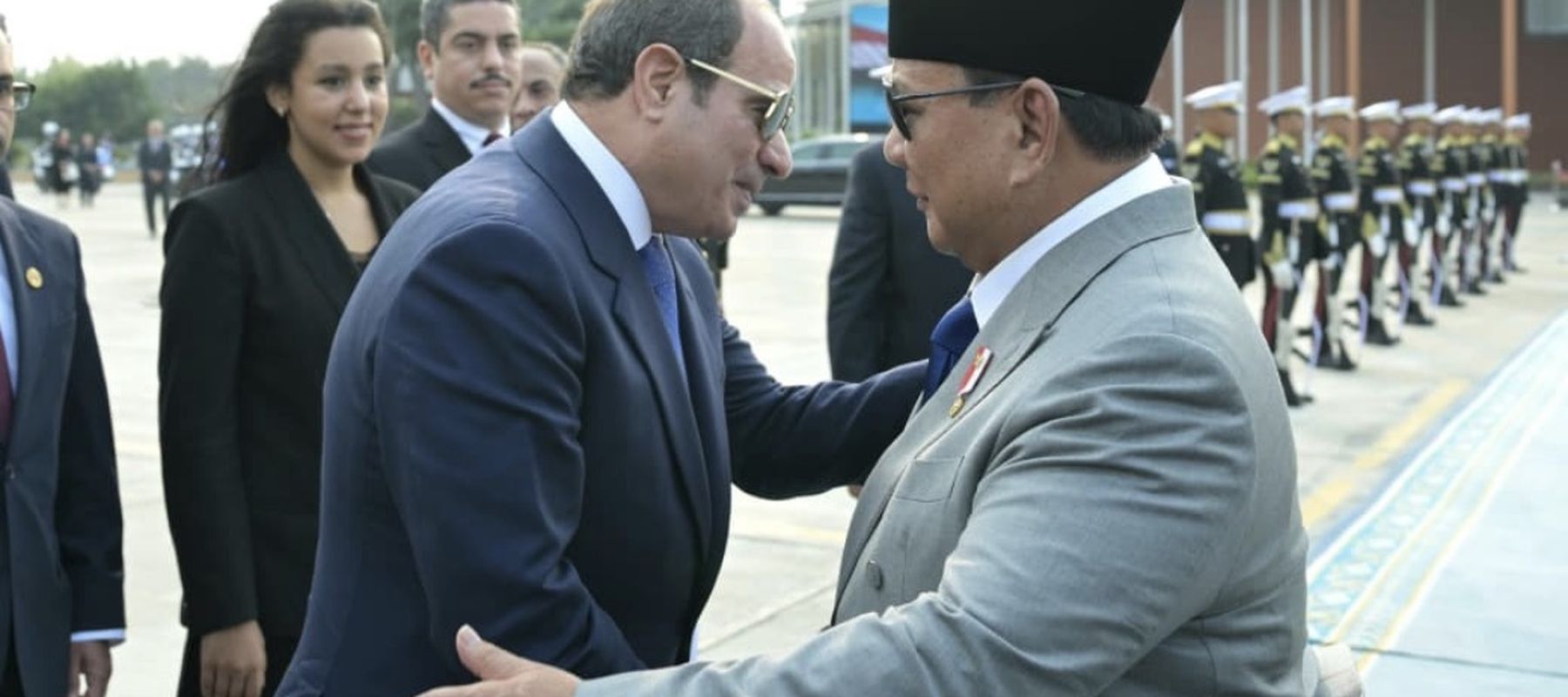Prabowo Subianto mengantar langsung Presiden Mesir Abdel Fattah El-Sisi menuju Pangkalan TNI Angkatan Udara Halim Perdanakusuma