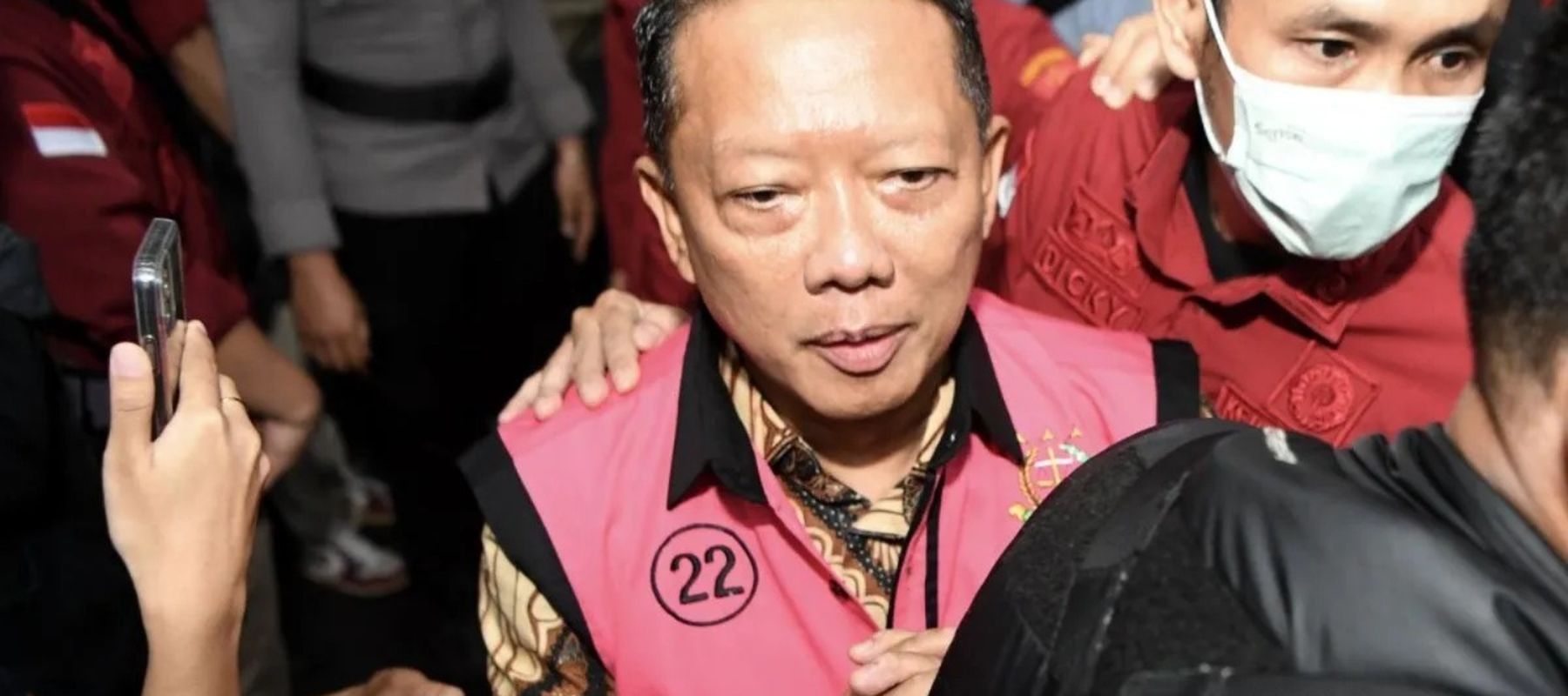 Terdakwa kasus dugaan pemerasan dan tindak pidana pencucian uang (TPPU), Febrie Adriansyah (kiri), bersiap mengikuti sidang pembacaan dakwaan di Pengadilan Tipikor Jakarta, Rabu, 7 Oktober 2026. Mantan Jaksa Agung Muda Tindak Pidana Khusus tersebut d