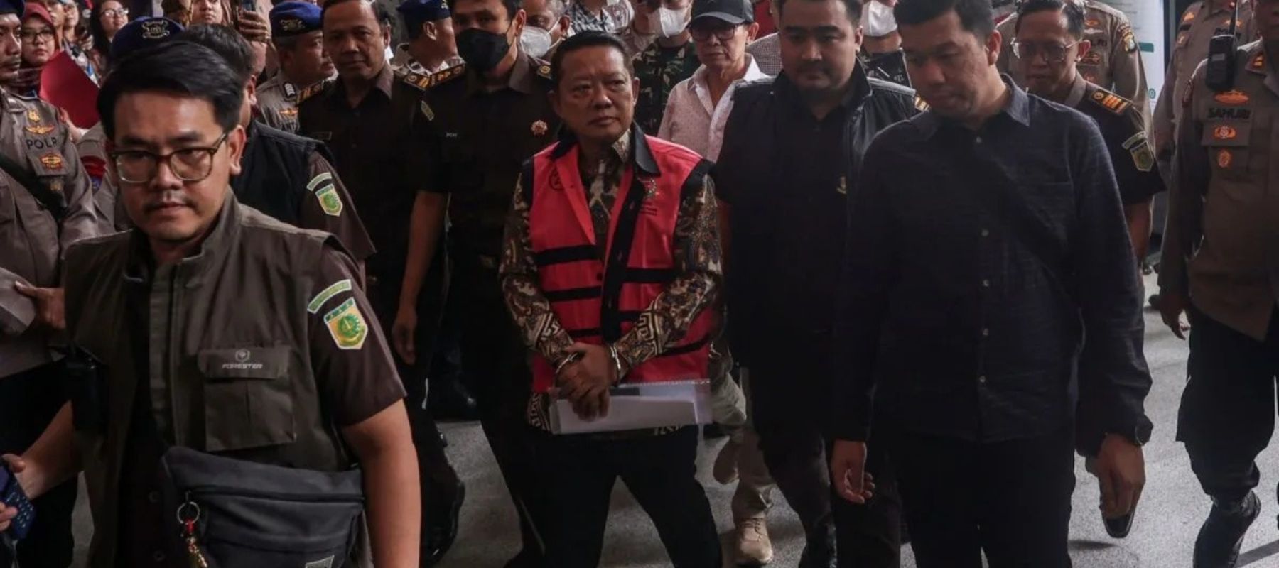 Terdakwa kasus dugaan pemerasan dan tindak pidana pencucian uang (TPPU), mantan Jaksa Agung Muda Tindak Pidana Khusus Kejaksaan Agung Febrie Adriansyah (tengah), berjalan menuju ruang sidang di Pengadilan Tipikor Jakarta, Rabu, 14 Oktober 2026. Sidan