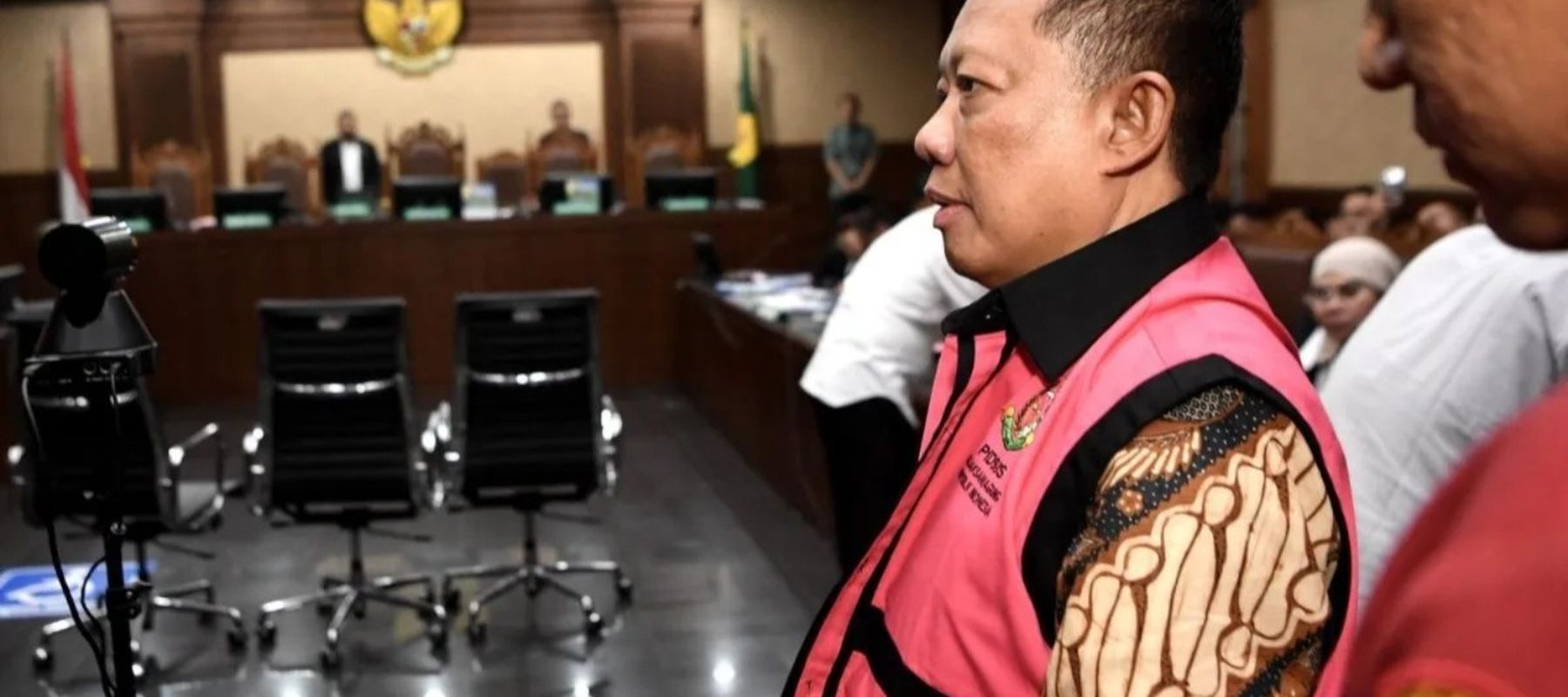 Terdakwa kasus dugaan pemerasan dan tindak pidana pencucian uang (TPPU) Febrie Adriansyah (kiri) bersiap mengikuti sidang pembacaan dakwaan di Pengadilan Tipikor Jakarta, Rabu, 7 Oktober 2026. Mantan Jaksa Agung Muda Tindak Pidana Khusus Kejaksaan Ag