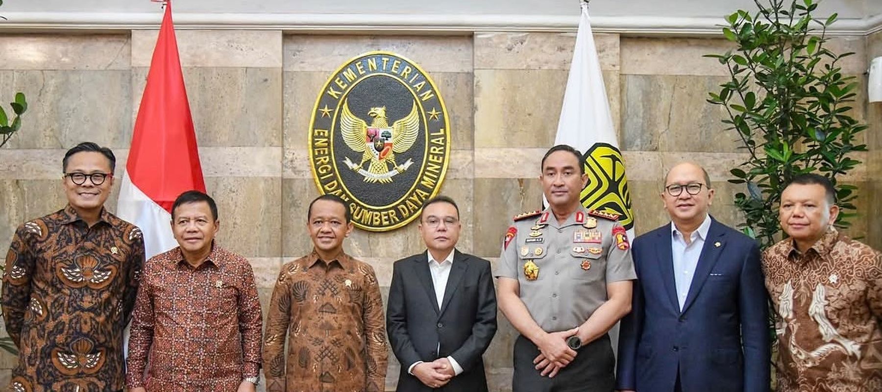 Kepala BP BUMN Dony Oskaria, Kepala BIN Herindra, Menko Hilirisasi dan Transisi Energi Bahlil Lahadalia, Wakil Ketua DPR RI Sufmi Dasco, Kapolri Jenderal Polisi Suyudi Ario Seto, CEO Danantara Rosan Roeslani, dan Wamensesneg Bambang Eko Suharyanto. 