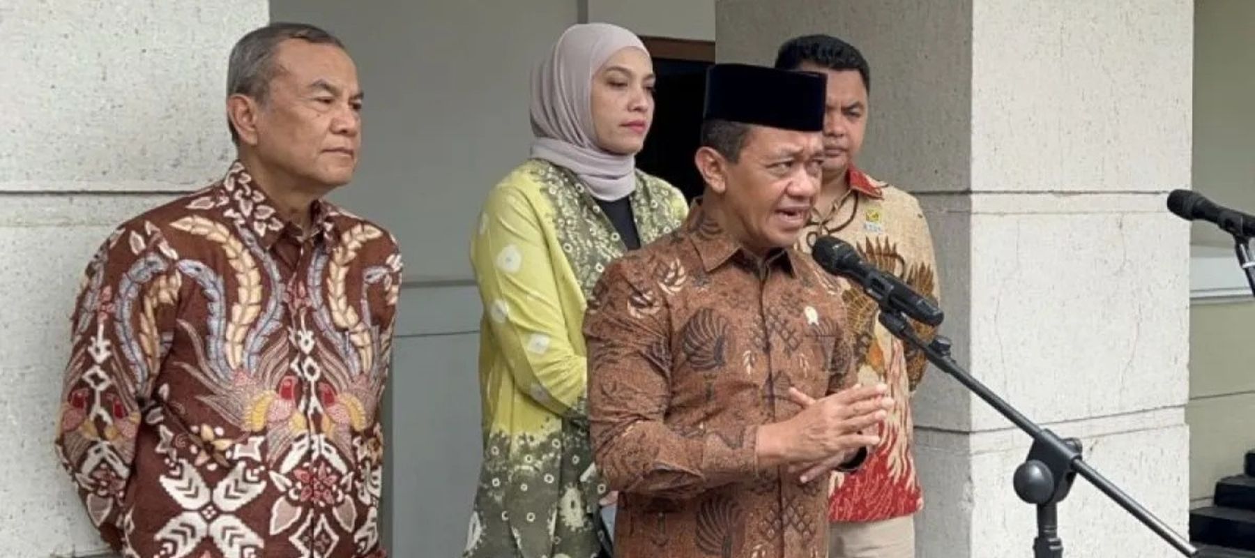 Menteri Koordinator Bidang Hilirisasi dan Transisi Energi Bahlil Lahadalia memberi keterangan ketika dijumpai di Kantor Kementerian ESDM, Jakarta, Jumat, 16 Oktober 2026.
