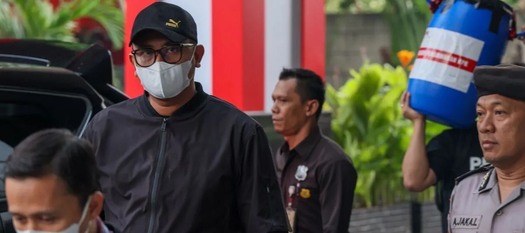 Bupati Klaten Hamenang Wajar Ismoyo (kedua kiri) saat tiba di Gedung Merah Putih KPK, Jakarta, Jumat, 16 Oktober 2026.