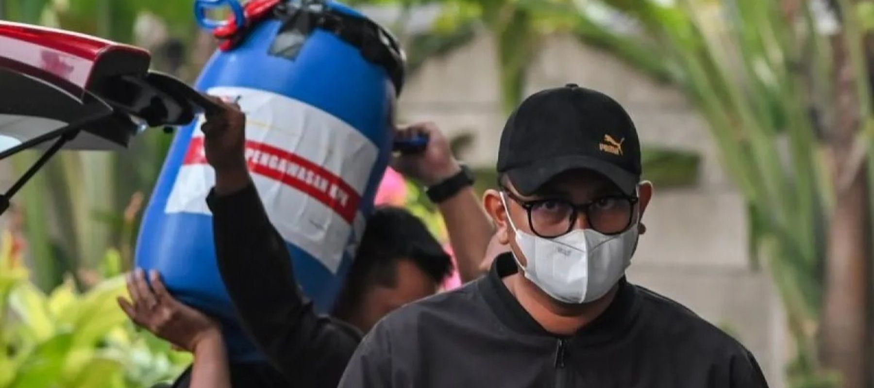 Bupati Klaten Hamenang Wajar Ismoyo (kanan) yang terjaring dalam operasi tangkap tangan (OTT) dan ember yang diduga untuk menyimpan hasil korupsi tiba di Gedung Merah Putih KPK, Jakarta, Jumat, 16 Oktober 2026. KPK lanjut memeriksa 9 orang dari Klate