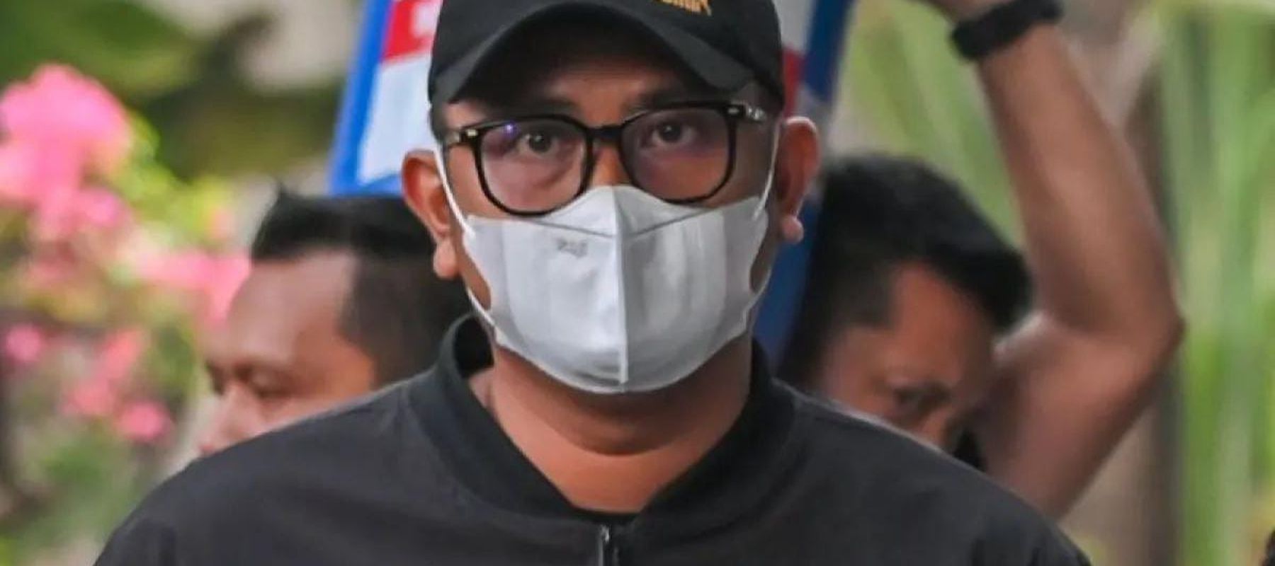 Bupati Klaten Hamenang Wajar Ismoyo yang terjaring dalam operasi tangkap tangan (OTT) dan ember yang diduga untuk menyimpan hasil korupsi tiba di Gedung Merah Putih KPK, Jakarta, Jumat (16/10/2026). KPK lanjut memeriksa 9 orang dari Klaten, Jawa Teng