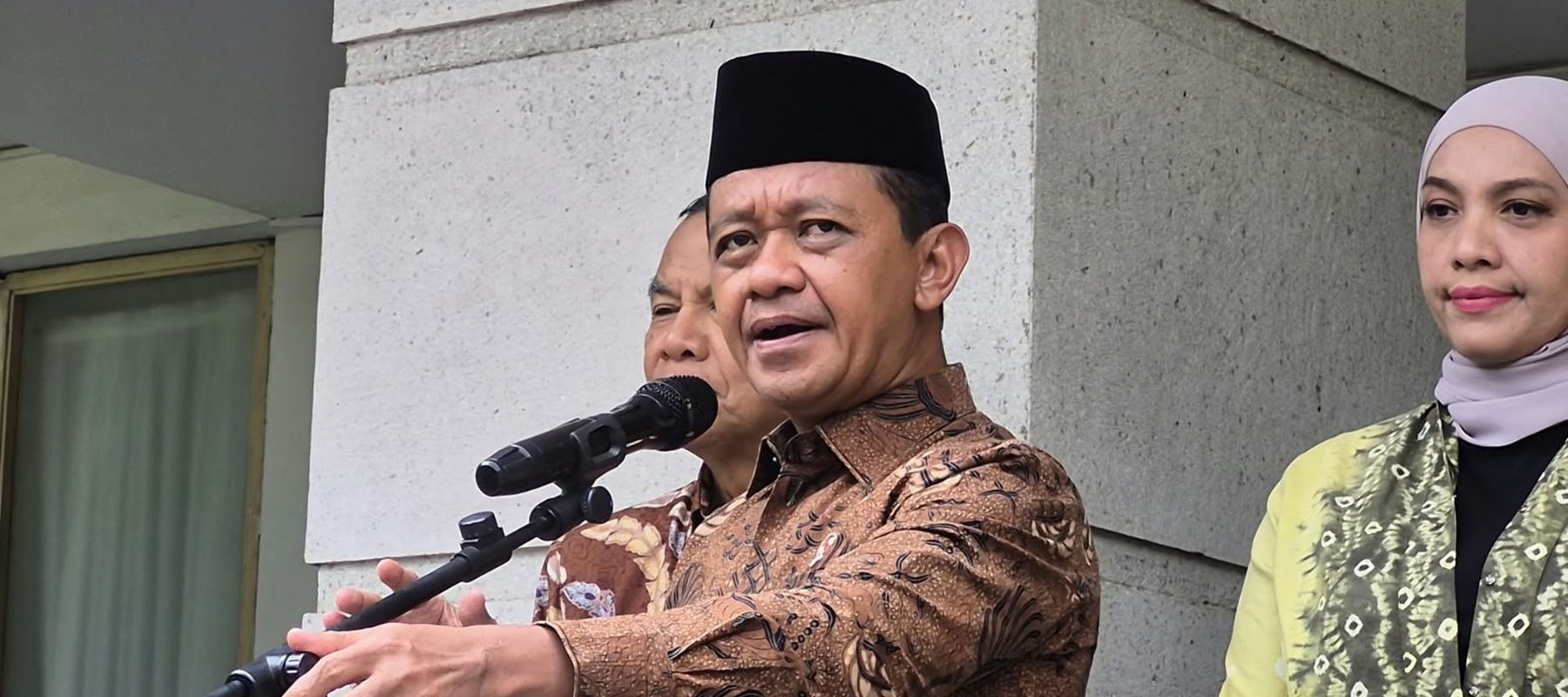 Menteri Koordinator Bidang Hilirisasi dan Transisi Energi Bahlil Lahadalia menggelar rapat koordinasi bersama sejumlah pejabat negara di kantornya pada Jumat 16 Oktober 2026.
