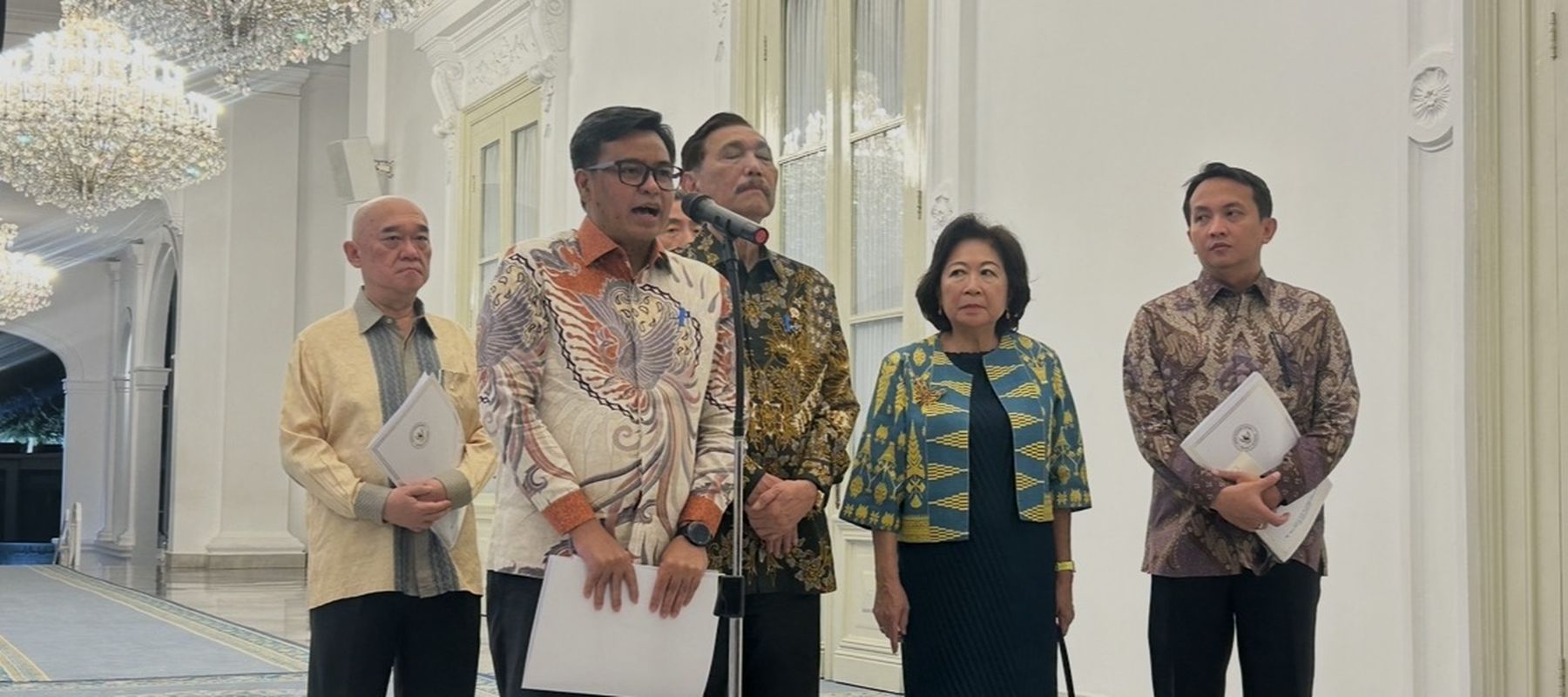 Prabowo Subianto menerima laporan Dewan Ekonomi Nasional (DEN) dalam pertemuan di Istana Merdeka, Jakarta, pada Selasa, 20 Oktober 2026