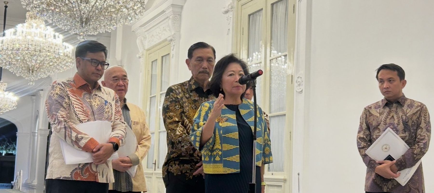 Prabowo Subianto menerima laporan Dewan Ekonomi Nasional (DEN) dalam pertemuan di Istana Merdeka, Jakarta, pada Selasa, 20 Oktober 2026