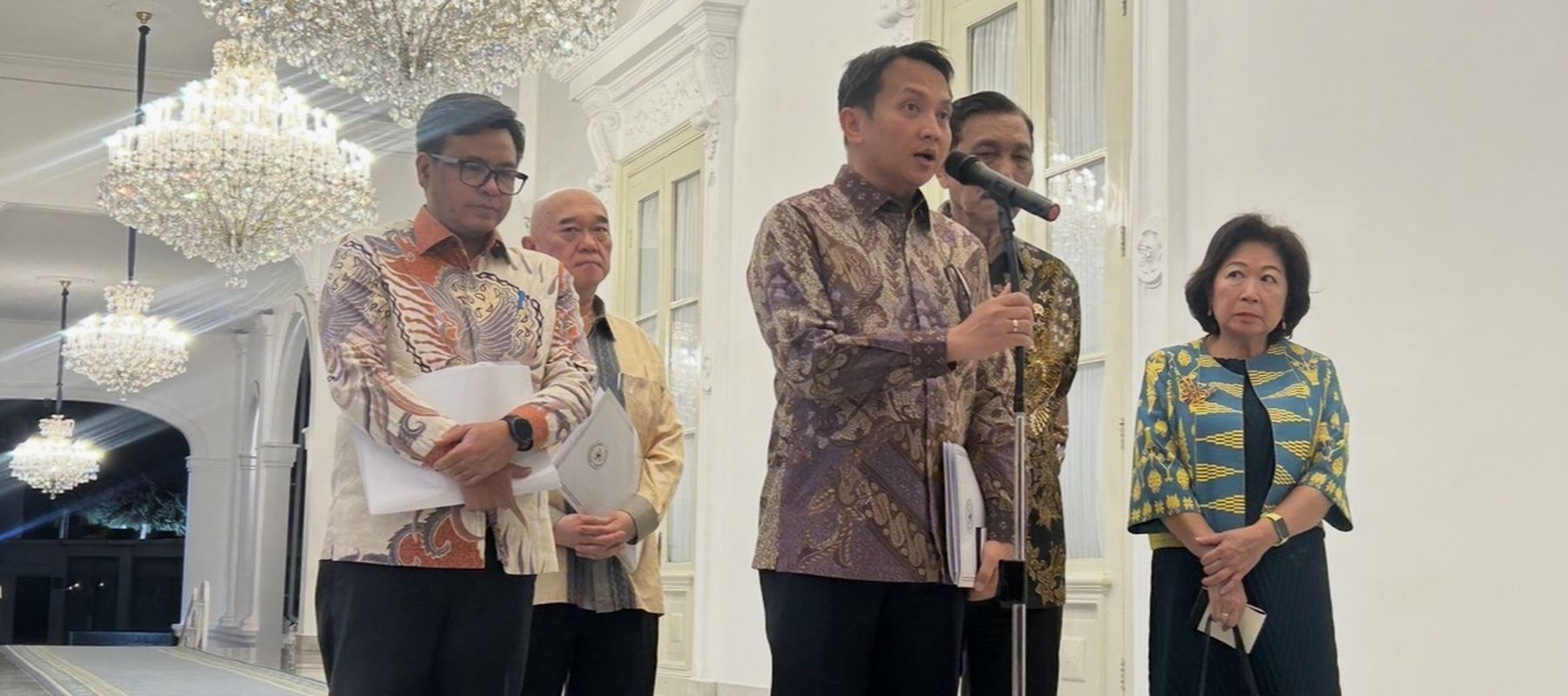 Prabowo Subianto menerima laporan Dewan Ekonomi Nasional (DEN) dalam pertemuan di Istana Merdeka, Jakarta, pada Selasa, 20 Oktober 2026