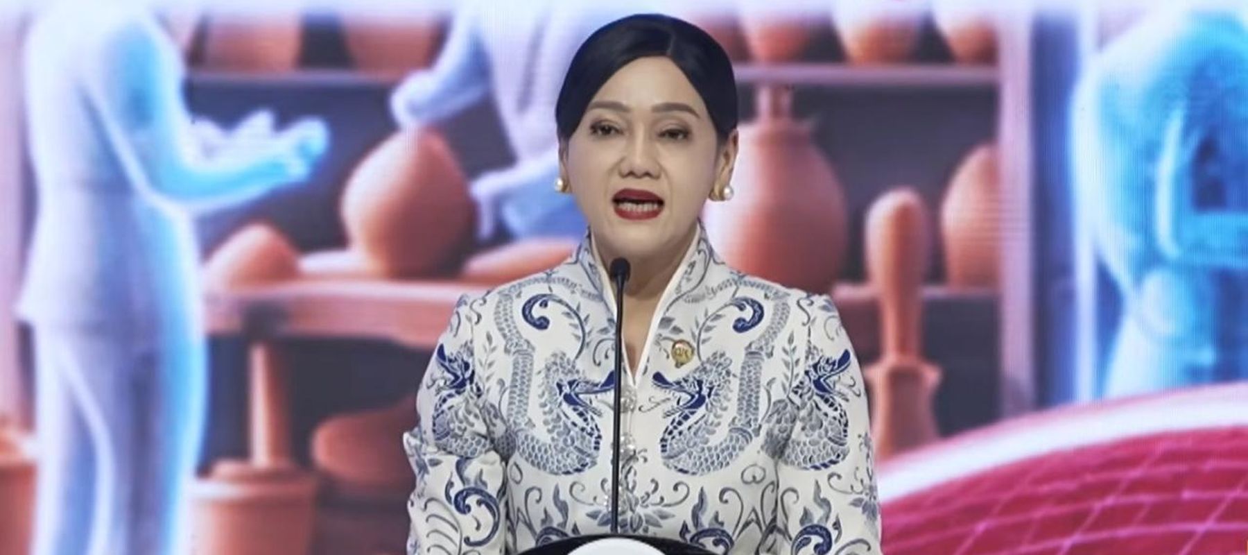 Ketua Dewan Komisioner Otoritas Jasa Keuangan (OJK) Friderica Widyasari Dewi menyampaikan penyaluran kredit melalui program pembiayaan melawan rentenir mencapai Rp64,8 triliun kepada 2,3 juta debitur.