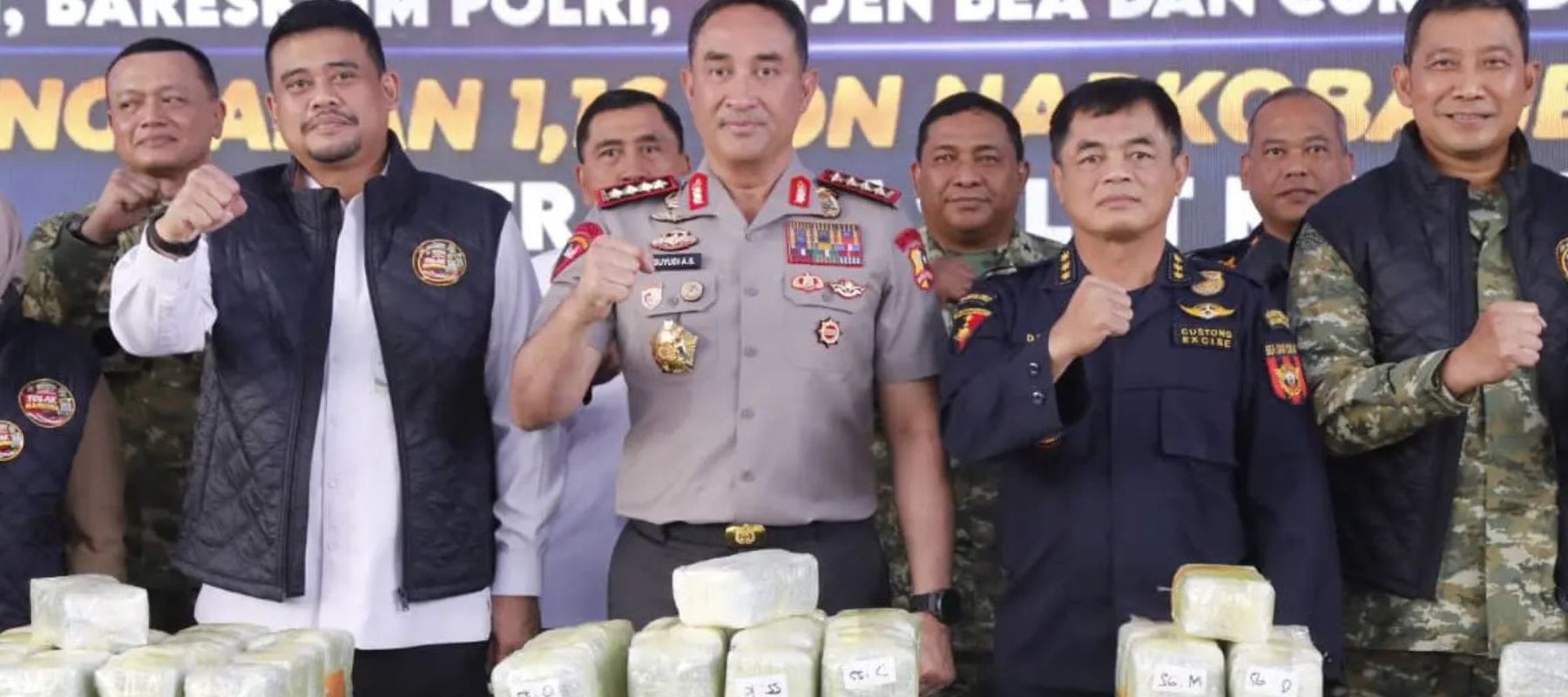 Kapolri Jenderal Polisi Suyudi Ario Seto bersama jajaran TNI, BNN, dan Ditjen Bea dan Cukai menunjukkan barang bukti hasil pengungkapan penyelundupan 1,16 ton ketamin dalam operasi gabungan.