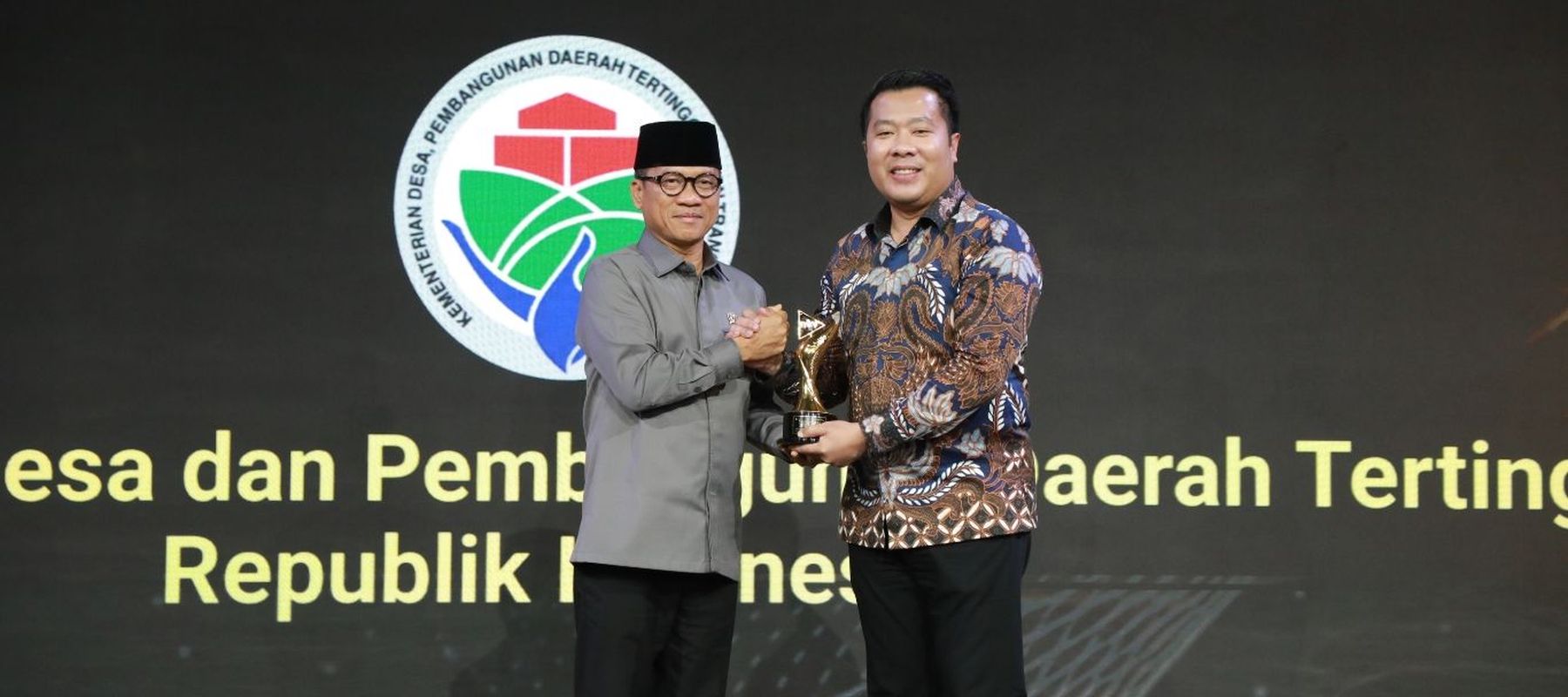 Menteri Desa dan Pembangunan Daerah Tertinggal Yandri Susanto Raih Nusantara Awards Kategori Orkestrator Transformasi Ekonomi Desa
