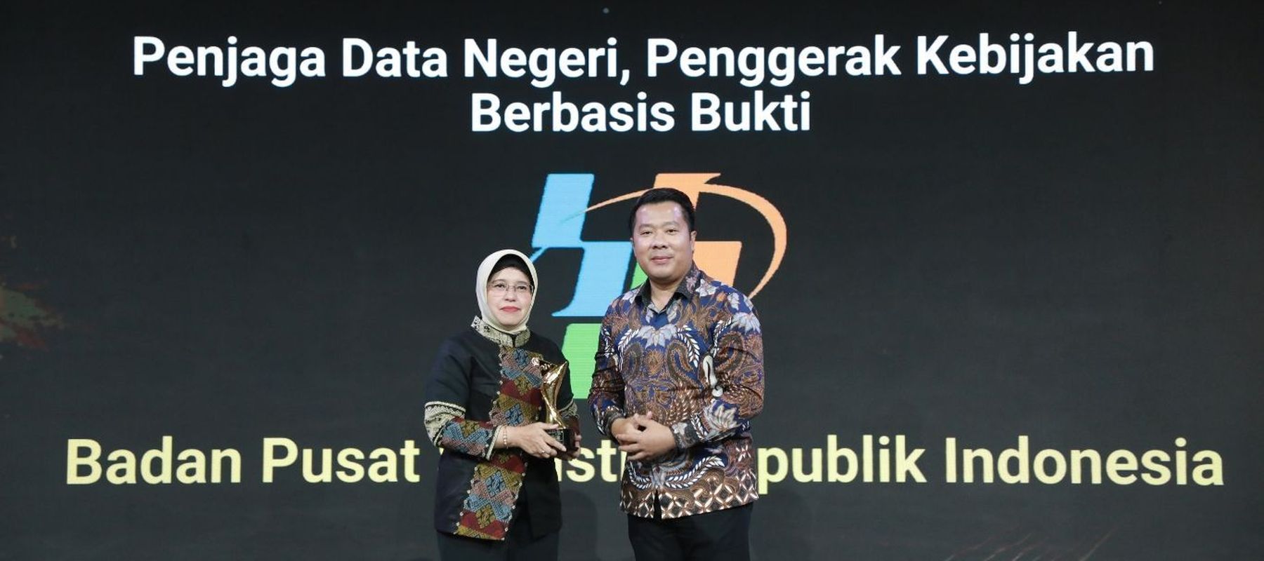 Ketua BPS Amalia Adininggar Widyasanti menerima Nusantara Awards: Penjaga Data Negeri, Penggerak Kebijakan Berbasis Bukti