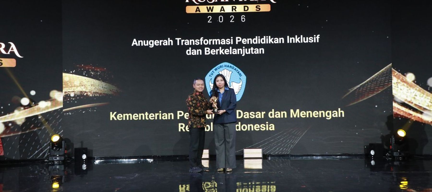Kemendikdasmen Raih Nusantara Awards Kategori Anugerah Transformasi Pendidikan Inklusif dan Berkelanjutan