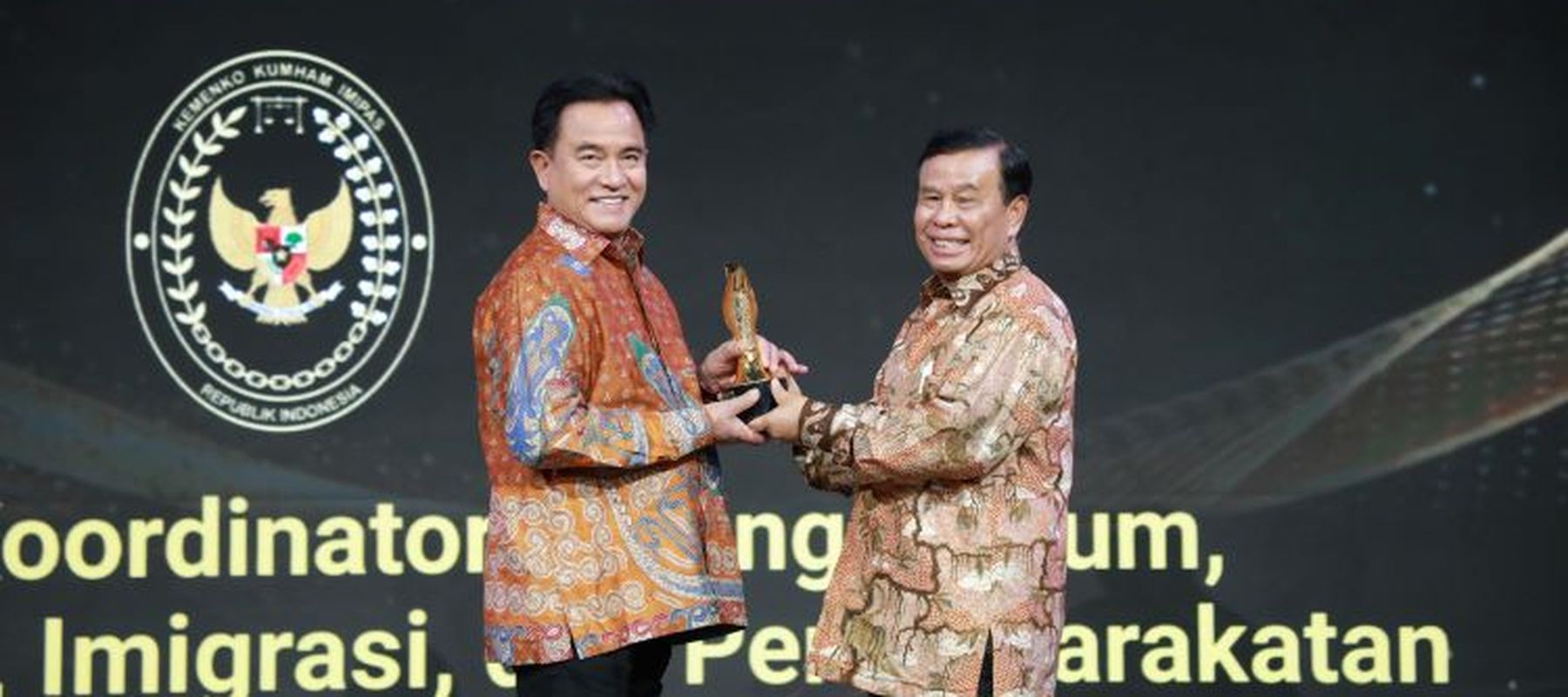 Menko Bidang Hukum, Hak Asasi Manusia, Imigrasi, dan Pemasyarakatan RI Yusril Ihza Mahendra menerima penghargaan Nusantara Award 2026 yang diserahkan oleh Presiden Komisaris NT Corp Nurdin Tampubolon/Foto: Toga Ibnu Pratama.