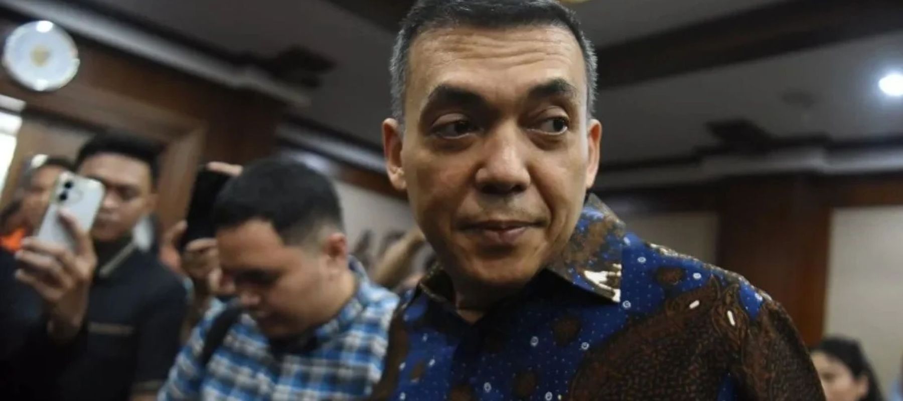 Terdakwa kasus dugaan pemerasan dan gratifikasi pengurusan izin tinggal WNA di lingkungan Ditjen Imigrasi, Silmy Karim (kanan) berjalan memasuki ruangan untuk mengikuti sidang pembacaan surat dakwaan di Pengadilan Tipikor, Jakarta, Kamis (29/10/2026)