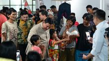 Seskab Teddy Bagikan Momen Hangat Prabowo Bersama Warga Relokasi Senen di Hunian Baru