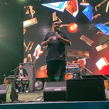 Ndarboy Genk Sukses Hibur Penggemar di Konser Rhapsody Nusantara