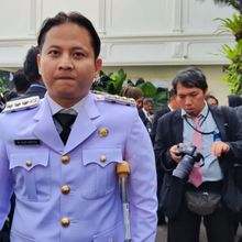 Bupati Trenggalek Pakai Tongkat Kruk Hadiri Pelantikan di Istana Merdeka Jakarta