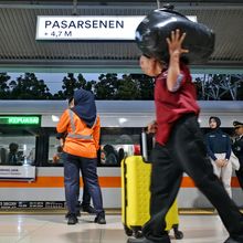 Menhub Pastikan Arus Mudik di Stasiun Pasar Senen dan Tol Jakarta-Cikampek Lancar