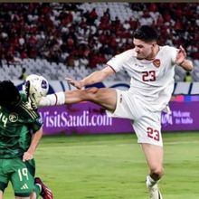 Justin Hubner Posting Kick Kepala Pemain Arab Saudi