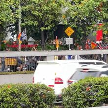 Ratusan Pelajar Mulai Datangi Gedung DPR, Nyeberang di Jalan Tol