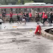 Bentrokan Pecah di Pejompongan, Polisi Halau Massa dengan Gas Air Mata