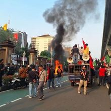 Mahasiswa Gelar Aksi di Depan Mabes Polri, Jalan Trunojoyo Ditutup