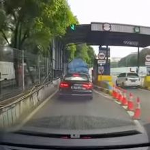 Viral Sedan Audi Terobos Gerbang Tol di Jaksel dengan Modus Pepet Pikap